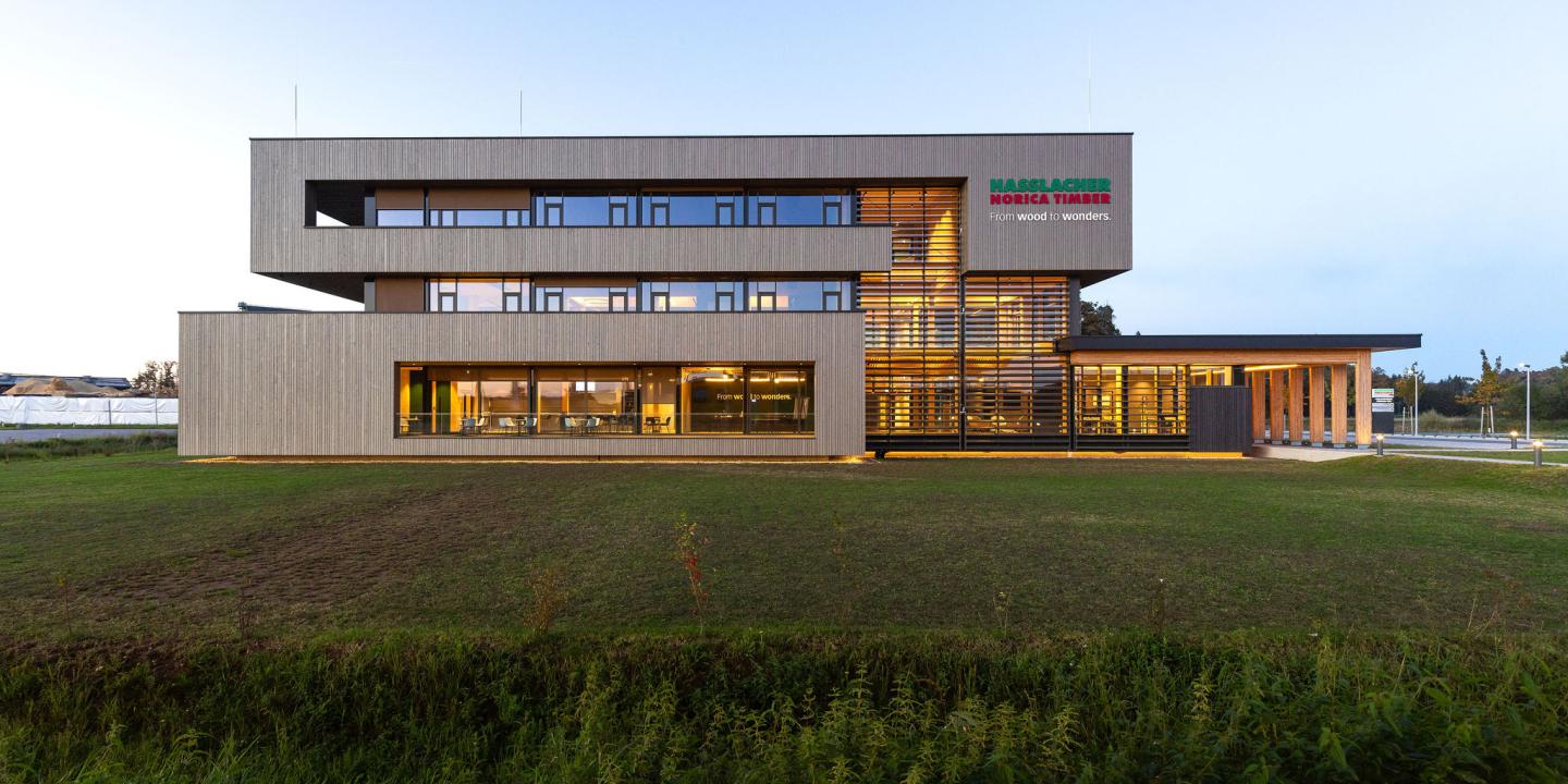 HASSLACHER Preding Außenansicht bei Tageslicht und Beleuchtung | © Trecolore Architects HASSLACHER Preding Außenansicht bei Tageslicht und Beleuchtung