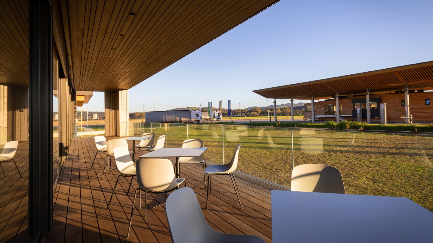 Das neue B&uuml;rogeb&auml;ude der HASSLACHER PREDING Holzindustrie, Terrasse Kantine
