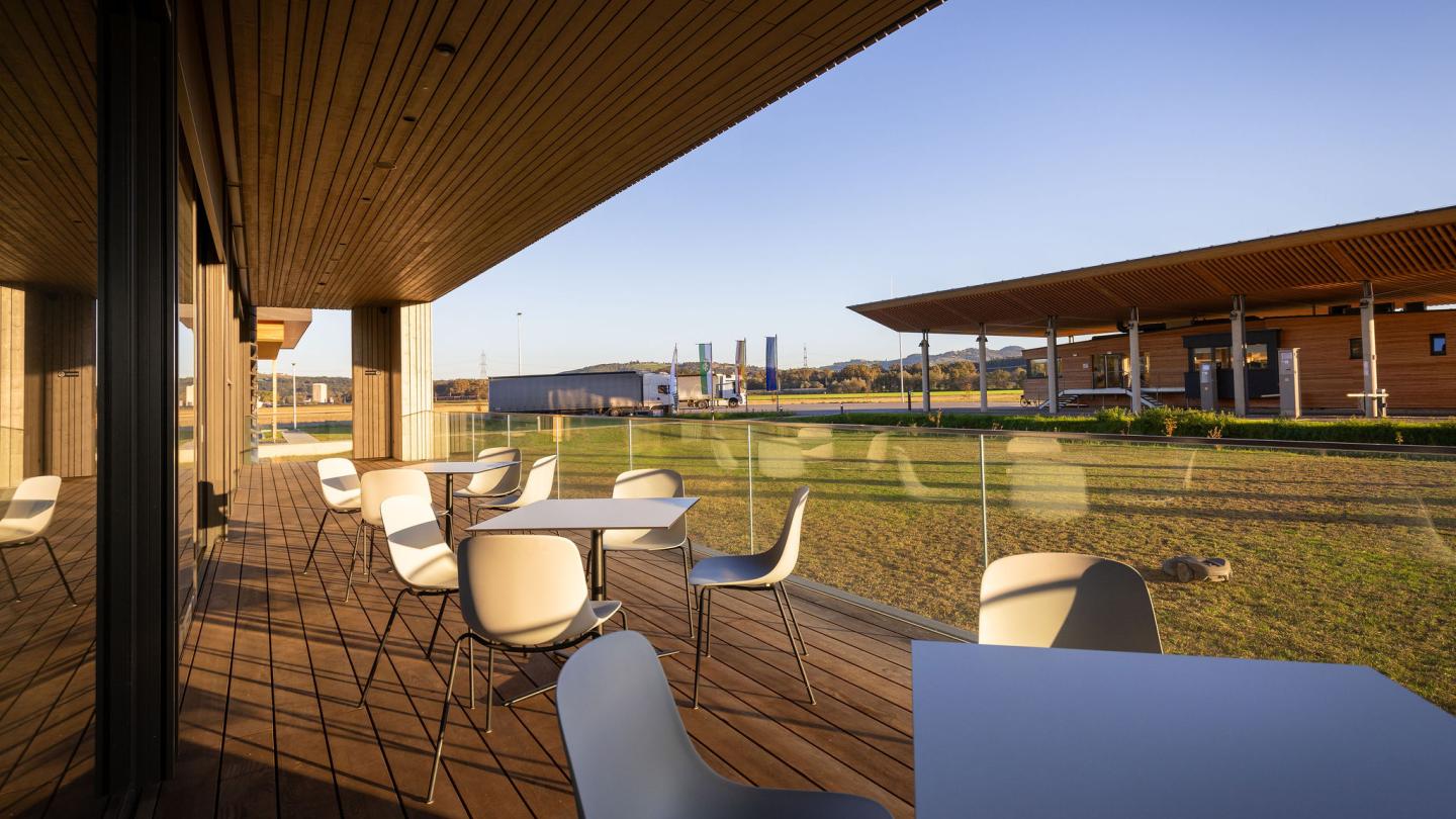 The new office building of HASSLACHER PREDING Holzindustrie, canteen terrace