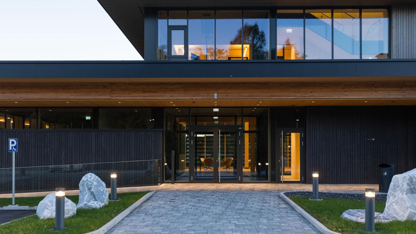 The new office building of HASSLACHER PREDING Holzindustrie, entrance area outside